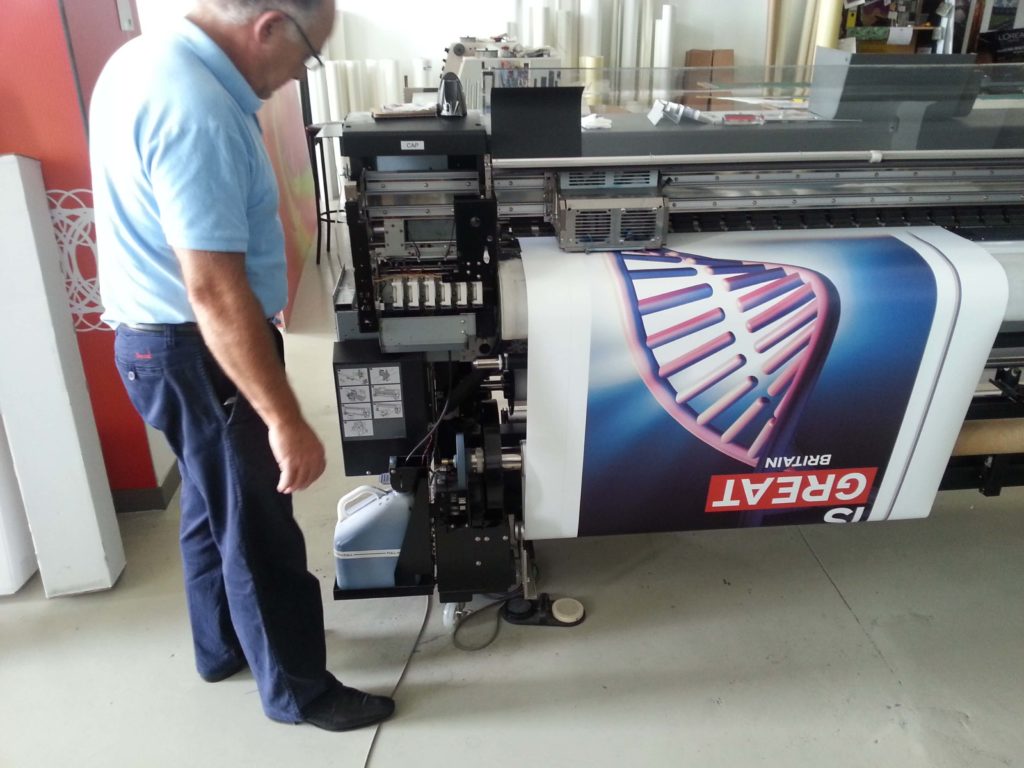 Técnico reparando plotter